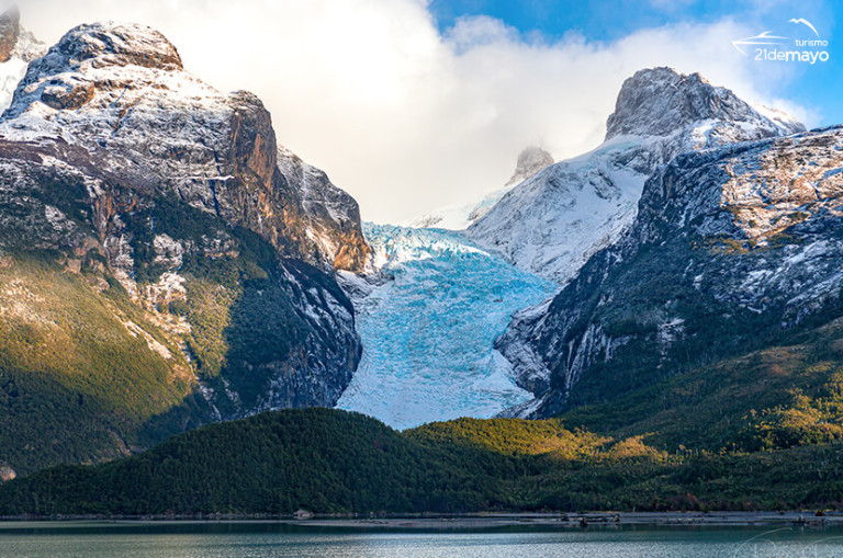 Frente del glaciar Serrano cayendo a la laguna, Última Esperanza