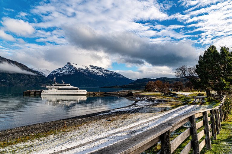 Aperitivo a bordo con whisky y hielo del glaciar Serrano
