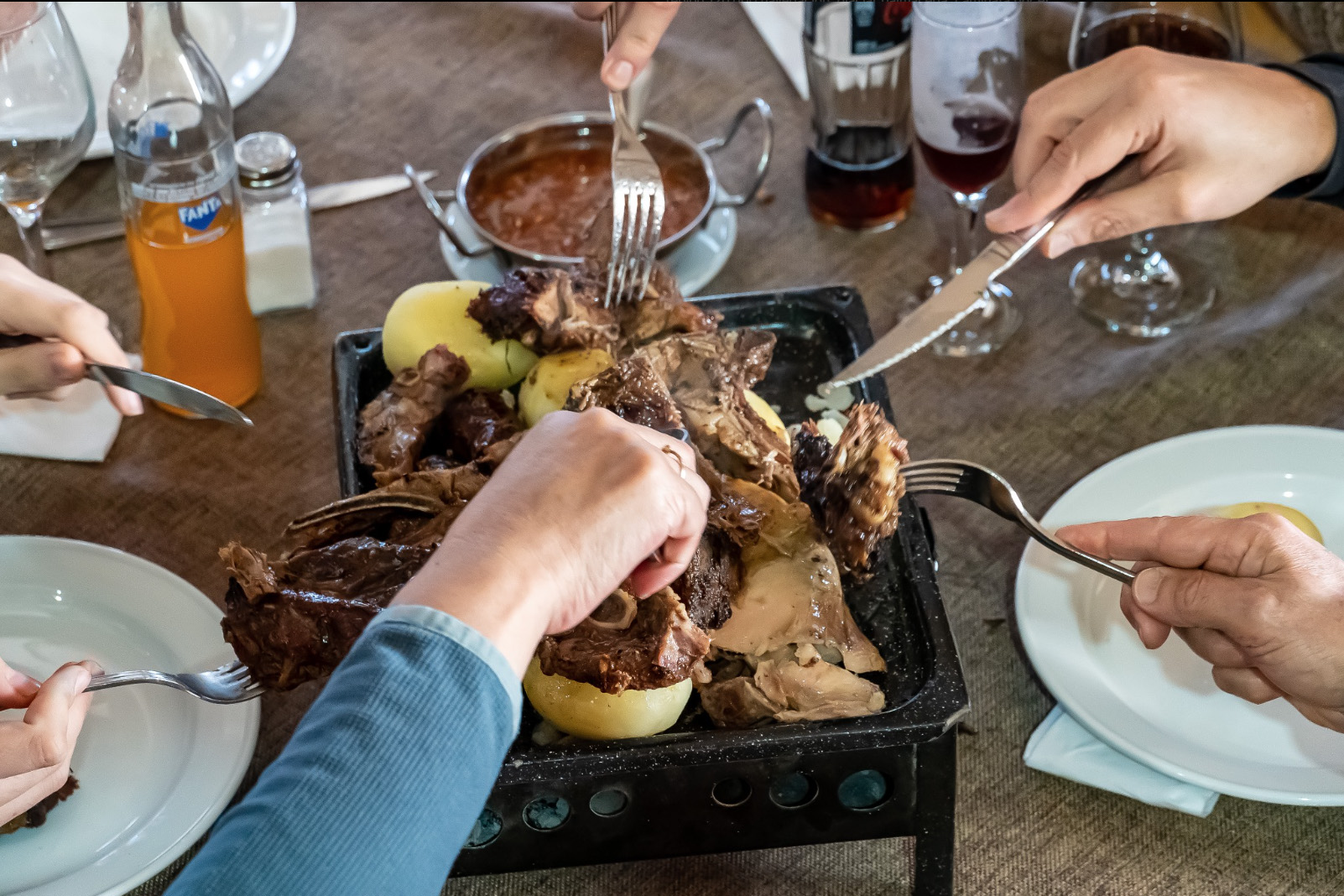 Almuerzo patagónico servido en Estancia Perales
